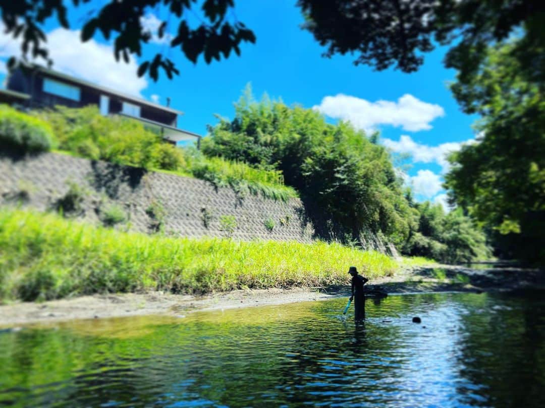 奥貫薫のインスタグラム：「.  倫子さんの写真でいつも見ていた、特別な川 私もざぶざぶとその中に入ってみたら 倫子さんの物語の登場人物になれたような気がして なんだかうれしかった 素敵な夏の想い出をありがとう @rinkokawauchi」