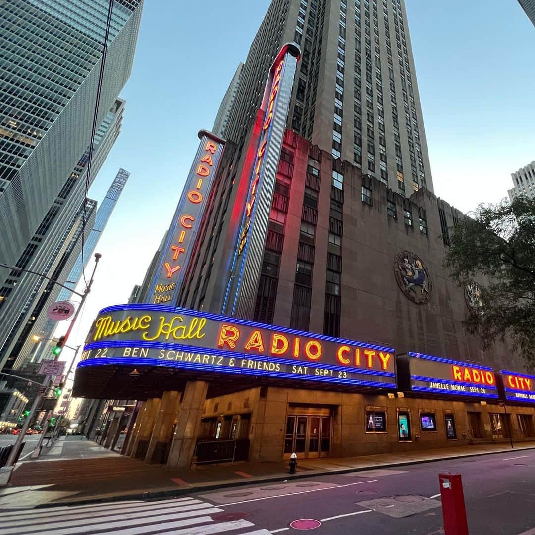 ベン・シュワルツのインスタグラム：「This is beyond surreal. Can’t believe it. If you happen to be passing by Radio City while this is still on the outside, take a photo and tag me in it. See you on 9/23 NYC. Tix at RejectedJokes.com. ♥️ 📷 by Luke Freeborn」