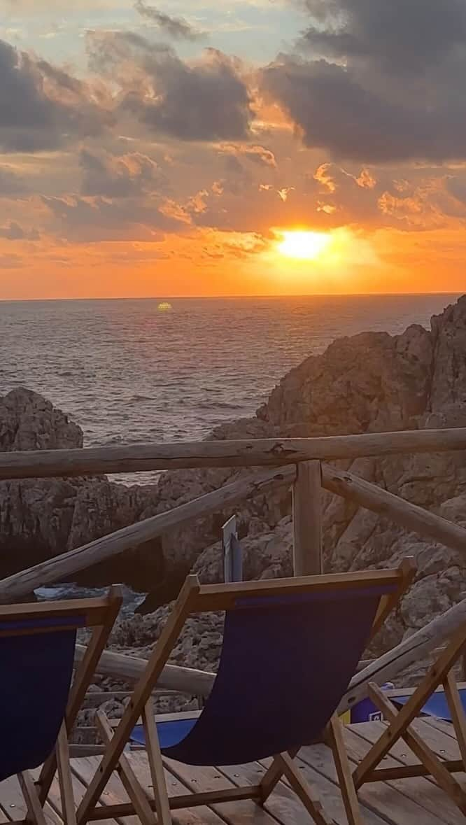 サーシャ・グレイのインスタグラム：「Lido del Faro 🌊 Best Sunset in Capri? #anacapri #capri」