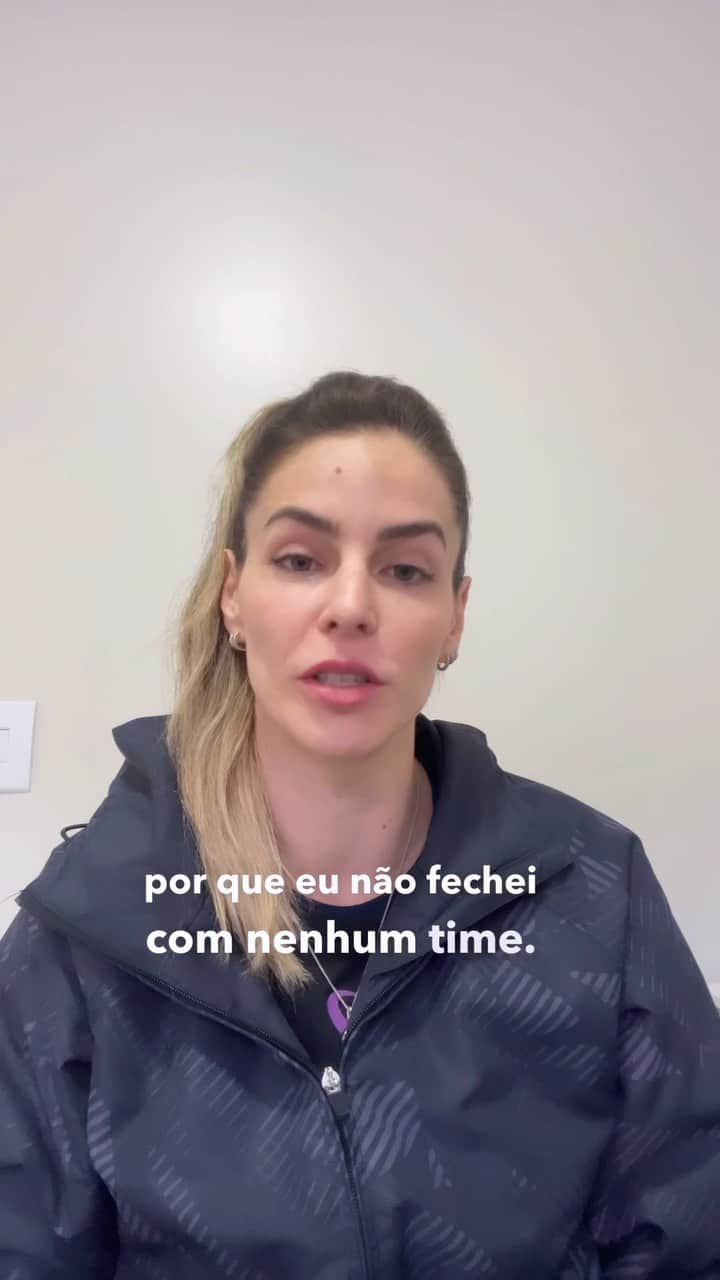 SuelleOliveiraのインスタグラム：「Não sou mais atleta profissional! A decisão que não coube a mim tomar e sim ao meu corpo. A notícia mais difícil para um atleta dizer ou pelo menos para mim foi. Falamos pouco sobre esse fim, esse luto, mas a notícia boa é que um novo ciclo se inicia e estou com meu coração cheio de amor e energia para continuar enaltecendo o esporte que transformou a minha vida. Obrigada voleibol, por tudo e nossa história juntos ainda não acabou. Obrigada a todos de verdade que me acompanham desde o início e durante a minha carreira, vcs são parte de tudo isso. GRATIDÃO a todos e a Deus. 🙏🏼  @acevolei.videira  @deonraquel 👊❤️」