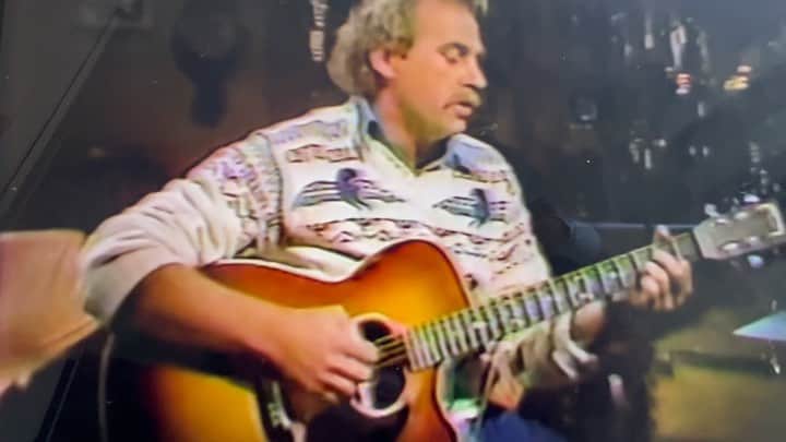 アレック・ボールドウィンのインスタグラム：「There are five songs I can think of that make me cry every time. John Lennon singing BEAUTIFUL BOY. Stevie Wonder’s RIBBON IN THE SKY. McCartney singing the acoustic version of AND I LOVE HER. Bing Crosby and WHITE CHRISTMAS. And this from Jimmy Buffett, COME MONDAY. Musicians bring gifts to the stage and to our lives that painters, actors, writers, nearly all other artists can not. The directness, the passion and joy inside of music, with all of music’s transcendent and hypnotizing powers.  I lived near Jimmy. Whenever we crossed paths, he was warm and unassuming. Still the boy from Pascagoula. In his business, everyone loved him.   Rest in peace, Jimmy.」