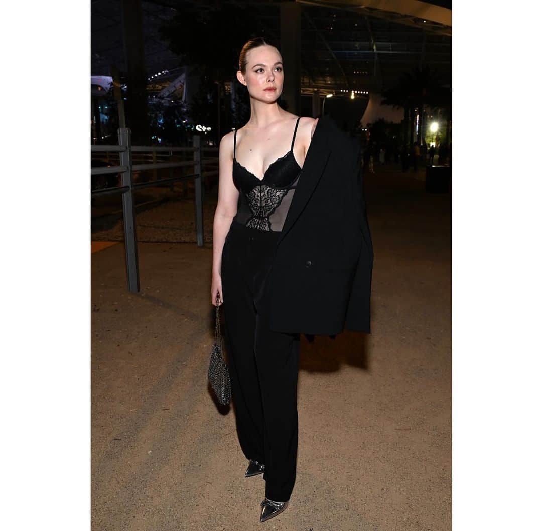 エル・ファニングのインスタグラム：「Thank you @hm for inviting me to bow down to the Queen with you 🪩🪩🪩 #HMstudio 🪩🪩🪩」