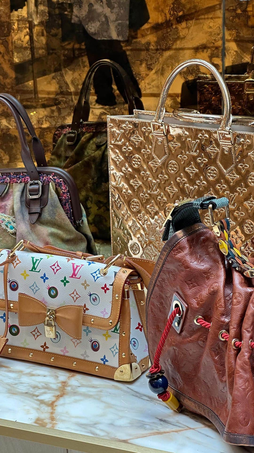 ワットゴーズアラウンドカムズアラウンドのインスタグラム：「One of our favorite Y2K styles, the Louis Vuitton “Judy,” which may or may not be named after @masonhenryhowell’s grandma 🤪  #louisvuitton #louisvuittonbag #lvbag #lvjudy #louisvuittonaddict #louisvuittonlover #louisvuittonparis #vintagedesigner #y2kstyle #y2kfashion #y2kaesthetic #designervintage」