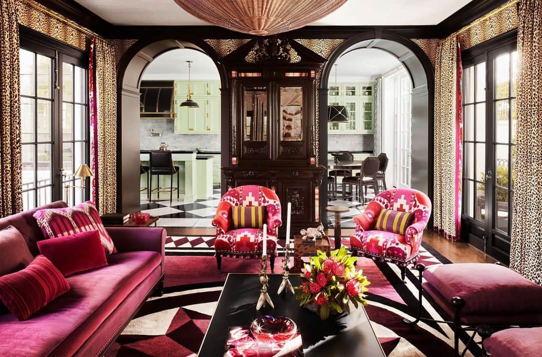 のインスタグラム：「More is always more for beauty entrepreneurs Jerrod Blandino and Jeremy Johnson. The California-based founders of the makeup brand @toofaced recently enlisted their favorite designer, Mary McDonald (@marymcdonaldinc), to do up their new Bel-Air estate. Their Madeleine Castaing–inspired TV room, for instance, is doused in rich raspberry hues with leopard walls. “We create products that inspire people to live their best lives, so we need our own environments to make us feel like we are living that dream,” Blandino says. “Mary captures that desire so beautifully.”  Click the link in the bio to tour the rest of this historic California estate, as featured in our September 2023 Style Issue. Written by @cokhio. Photographed by @samfroststudio. Styled by @amykchin.」