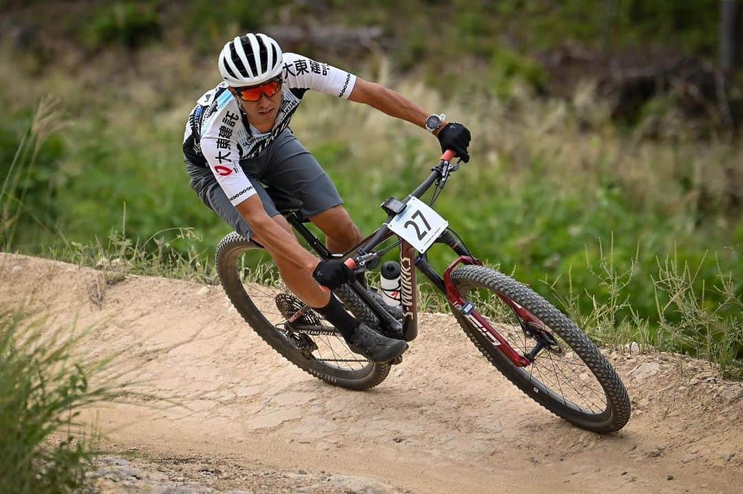 山本幸平のインスタグラム：「国内のマウンテンバイクシリーズ戦 　Coupe de Japon白馬岩岳に参戦中です。僕は岩岳のマウンテンバイクが盛んだった時期を知らない世代ですが、またレースが復活して開催され選手も白馬から育ち世界と戦う @k_riki.o  と平林アリくんがいて、クラブチームも盛んに活動しており、街中ではマウンテンバイクが日常生活でも使用している。この環境があれば日本、アジア、そして世界を制する時代がリキとアリ。そして次世代がクロカンだけとは言わず、ダウンヒルやエンデューロ、フリースタイルダージャンなどでもドンドン輩出するでしょう👌　楽しみ！  昨日はXCCが行われてP7、今日はXCOが13：30スタートです。 観戦無料なので観光がてら応援📣 来てもらえると嬉しいです。  Photo:@noriyasukato」