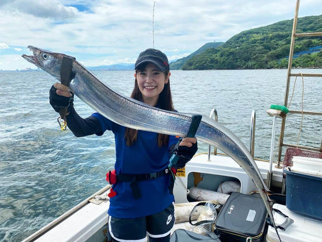 久米知里さんのインスタグラム写真 - (久米知里Instagram)「. ドラゴン級🐉 タチウオげっと～🐟🐟 ⁡ 1.18キロ！ 小林さんの指で余裕の指5本以上の 自己最高記録でした😘  夏といえばタチウオ釣りだな～ 楽しいな～😋 ⁡ ⁡ #久米知里#くめちさと#城島健司のJ的な釣りテレビ#アシスタント#RKB毎日放送#釣りガール#釣り#福岡#タレント#元アイドル#福岡#博多湾#タチウオ#太刀魚#talent#fishing#girl#idol#followme」9月3日 6時56分 - chisatokume_12