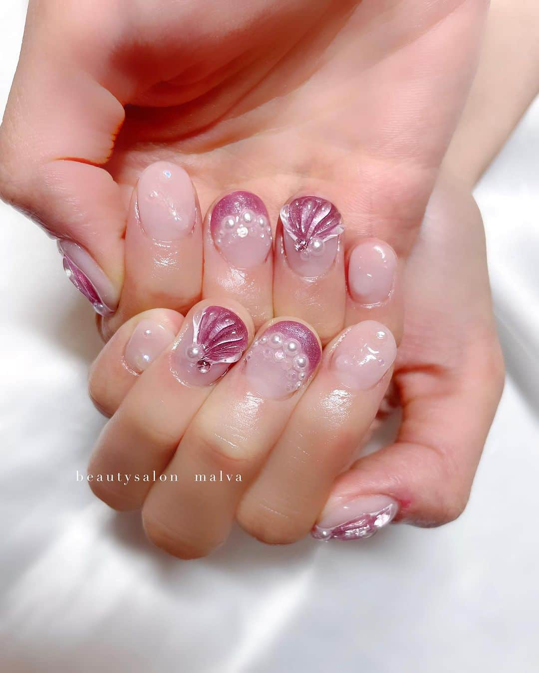 nailsalon malva（ネイルサロンマルヴァ）さんのインスタグラム写真 - (nailsalon malva（ネイルサロンマルヴァ）Instagram)「【おしゃれペイント220】でご予約可能🧜‍♀️ サンプルネイルが長くても、 短い爪の方にも可能な範囲でしっかり再現いたします✨ ⁡ 予約時にご相談ください😊 ⁡ ↪︎ ネイルのケアと保証期間 ⁡ malvaのネイルはドライケア、カットスタイルも込みです。 保証期間は約4週間となります（※ご新規様は3週間となります）。 ⁡ ＿＿＿＿＿＿＿＿＿＿＿＿＿ ⁡ ⁡ 𝐛𝐞𝐚𝐮𝐭𝐲𝐬𝐚𝐥𝐨𝐧 𝐦𝐚𝐥𝐯𝐚⠀ 📍明治神宮前駅｜原宿駅　徒歩𝟑分 ⠀ 💬ご予約やお問い合わせ 𝐋𝐈𝐍𝐄から承っております @ 𝐦𝐚𝐥𝐯𝐚 ⁡ お気軽にご連絡ください♡ ⁡ ⁡ ＿＿＿＿＿＿＿＿＿＿＿＿＿＿ ⁡ ▸ジェルネイル｜スカルプ｜ネイルケア ▸まつげカール｜まつげエクステ｜ワンホンエクステ ▸ハーブよもぎ蒸し ▸ワックス脱毛 ⁡ \ アシスタント募集中💁‍♀️ / ⁡ ▸リモート可オンラインの画像動画制作アシスタント ▸サロンワーク全般アシスタント ⁡ ⁡ #マーメイドネイル #ピンクマグネットネイル #マーメイドシェルネイル  #シースルーネイル #malva #malvaネイル  #ショートネイル #人魚の鰭ネイル  #ピンクネイル #原宿ネイル #トレンドネイル  #表参道ネイル #東京ネイルサロン　#明治神宮前ネイル #新宿ネイル #千駄ヶ谷ネイル  #harajukunails #tokyonails #tokyonailsalon ⁡」9月3日 7時04分 - malva_nail