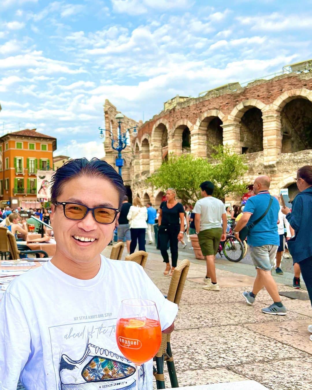 乙武洋匡さんのインスタグラム写真 - (乙武洋匡Instagram)「【#Verona】この旅いちばんの発見と言っても過言ではないのが、ここ #ヴェローナ。『ロミオ＆ジュリエット』の舞台だったりとそれなりに観光資源には恵まれているのですが、同じ州にあるヴェネツィアに比べると、どうしても知名度で劣ってしまいます。  ところが訪れてみると、華やかさと落ち着き、食事の美味しさ、街の歩きやすさと何を取っても完璧なバランス。なぜこの街にもっと早く訪れなかったのだろうと後悔したほどです。  特に圧巻だったのが、#ケーブルカー で上がっていったところにあるサン・ピエトロ城からの眺め。今回の旅程を決めるとき、「そうそう、この写真を見て、ヴェローナに行こうと決めたんだった」と思い出しました。息を呑むほどの美しさとは、まさにこの風景のためにあるような言葉です。  今回は2泊でしたが、今度はもう少しゆっくり……というレベルではなく、部屋を借りて一ヶ月くらい暮らしてみたいと思わせる街でした。」9月3日 6時58分 - ototake_official