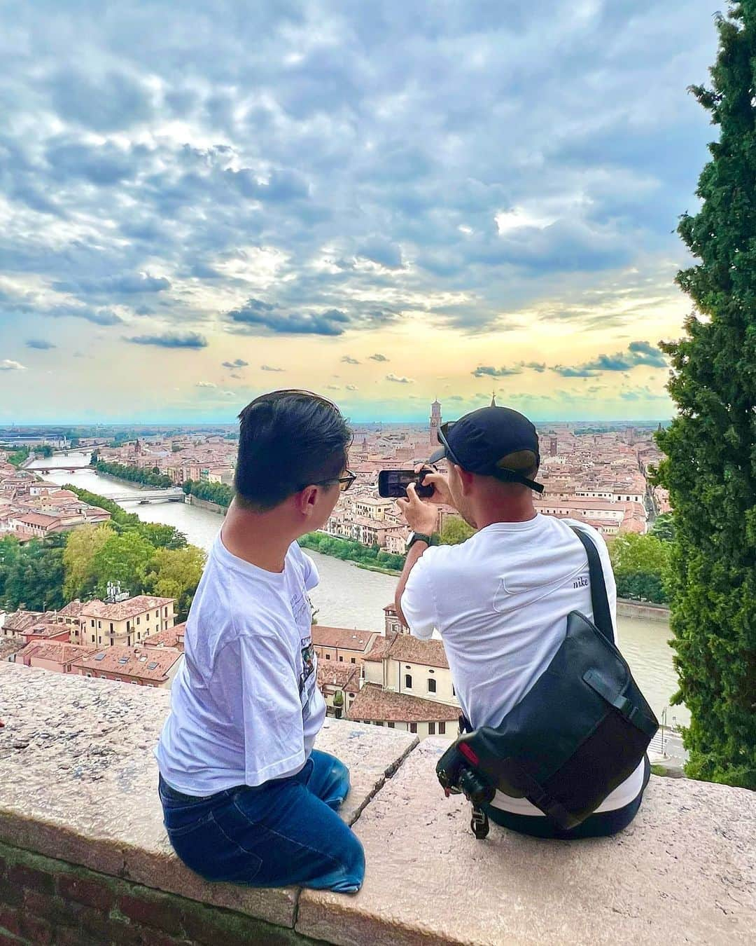 乙武洋匡のインスタグラム：「【#Verona】この旅いちばんの発見と言っても過言ではないのが、ここ #ヴェローナ。『ロミオ＆ジュリエット』の舞台だったりとそれなりに観光資源には恵まれているのですが、同じ州にあるヴェネツィアに比べると、どうしても知名度で劣ってしまいます。  ところが訪れてみると、華やかさと落ち着き、食事の美味しさ、街の歩きやすさと何を取っても完璧なバランス。なぜこの街にもっと早く訪れなかったのだろうと後悔したほどです。  特に圧巻だったのが、#ケーブルカー で上がっていったところにあるサン・ピエトロ城からの眺め。今回の旅程を決めるとき、「そうそう、この写真を見て、ヴェローナに行こうと決めたんだった」と思い出しました。息を呑むほどの美しさとは、まさにこの風景のためにあるような言葉です。  今回は2泊でしたが、今度はもう少しゆっくり……というレベルではなく、部屋を借りて一ヶ月くらい暮らしてみたいと思わせる街でした。」