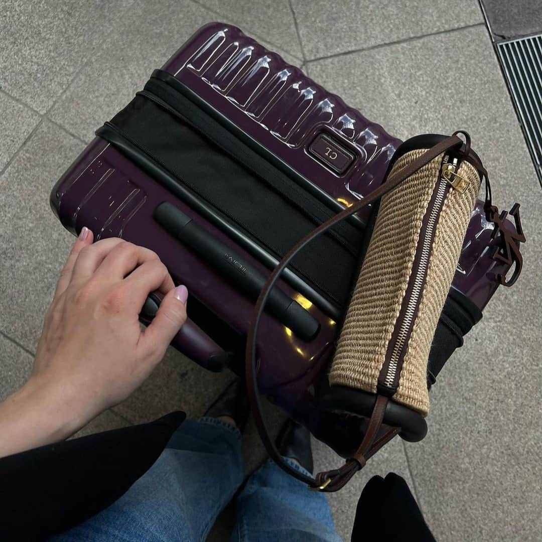 トゥミさんのインスタグラム写真 - (トゥミInstagram)「Hello, zip expansion. @cristinaleontyeva is a mom and a content creator, a blend that inevitably requires extra space from time to time. Cristina can pack everything from extra fits to toys and even a few Italian momentos inside her 19 Degree.  #TUMI」9月3日 7時13分 - tumitravel