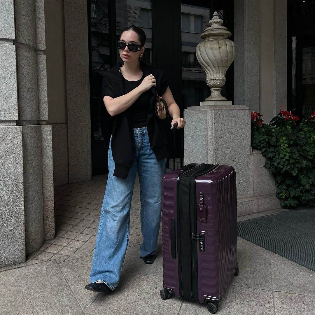 トゥミさんのインスタグラム写真 - (トゥミInstagram)「Hello, zip expansion. @cristinaleontyeva is a mom and a content creator, a blend that inevitably requires extra space from time to time. Cristina can pack everything from extra fits to toys and even a few Italian momentos inside her 19 Degree.  #TUMI」9月3日 7時13分 - tumitravel