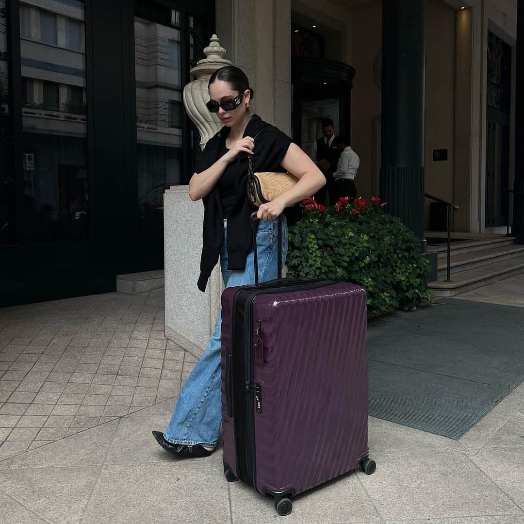 トゥミのインスタグラム：「Hello, zip expansion. @cristinaleontyeva is a mom and a content creator, a blend that inevitably requires extra space from time to time. Cristina can pack everything from extra fits to toys and even a few Italian momentos inside her 19 Degree.  #TUMI」