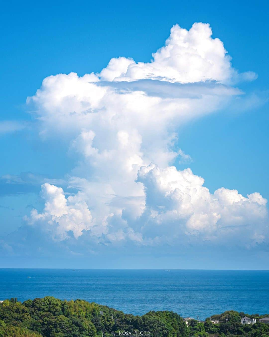 コサさんのインスタグラム写真 - (コサInstagram)「海上の夏雲  今年は、夏雲に多く出会えたシーズンでした♪ . Location:和歌山 Wakayama /Japan🇯🇵 Date:2023年8月 Camera:Z9 / Z 70-200mm f2.8 . #tokyocameraclub #art_of_japan_ #jgrv_member #team_jp_ #photo_jpn #sorakataphoto #LBJ_KING #colore_de_saison #広がり同盟メンバー #special_spot_legend #夏雲 #SBIいきいきフォトコンテスト2023 #raytrek_stylishsummer #tanddフォトコンテスト2023 #discover #nikoncreators #nikoncreators_2023travel #Impressive_gallery #beautiful_photo_jpn #Japan_Daytime_View #Rox_Captures #mf_landscape #raw_japan #bestjapanpics #Lovers_Nippon #ptk_japan #invisible_cool_part #whim_member #wu_japan #m_v_shotz」9月3日 7時13分 - kosa_photo