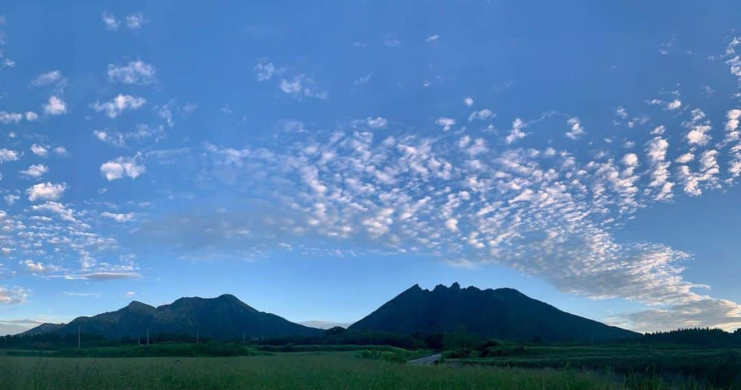 武田真一のインスタグラム：「今朝の阿蘇・高岳と根子岳。空と雲がきれいでした。山鳩と虫の声しか聞こえない涼しい朝です。無限に眠れます。１ヶ月ぶりの帰省です。夕方には東京に戻ります。また明日！！」