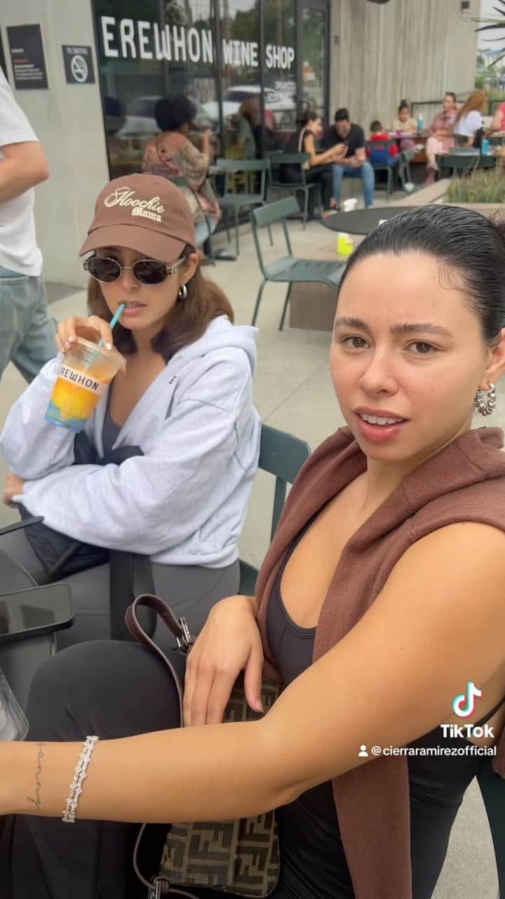 シエラ・ラミレスのインスタグラム：「WHERE’S THE BEACH?!?! @ness_mane @savannahramirez」