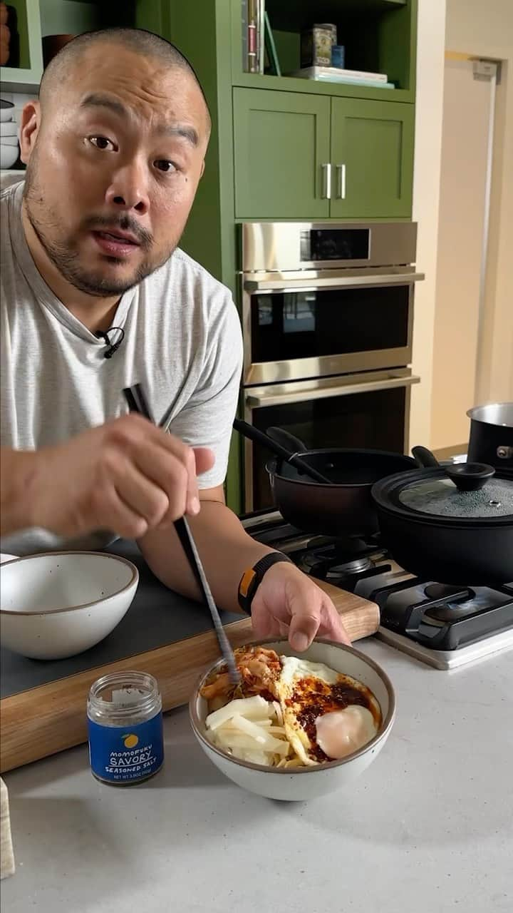 デイビット・チャンのインスタグラム：「Sweet & spicy noodles out now…I like to serve this noodle cold with a fried egg, pickled vegetables and momofuku chili crunch.   Also launching the @majordomomedia YouTube channel 🙏 check it out!」