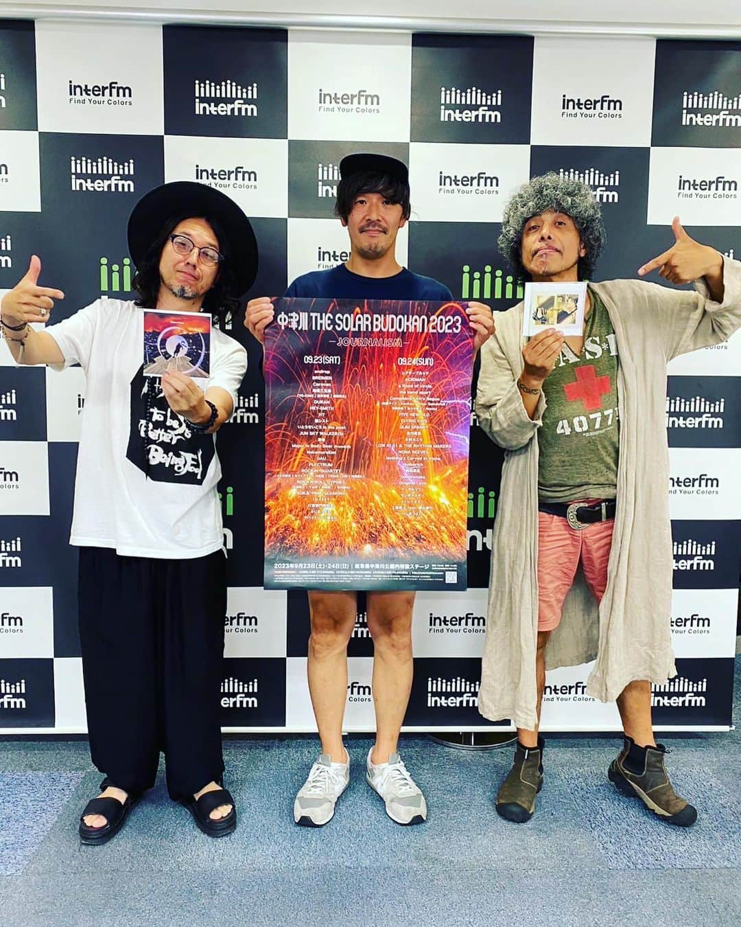 荒井岳史のインスタグラム：「#interfm897 #loveonmusic ありがとうございました！ 中津川THE SOLAR BUDOKAN2023に向けて色々と良いお話できました。 セッションも最高。 謎かけは相変わらずの低クオリティ笑  何はともあれありがとうございました！」