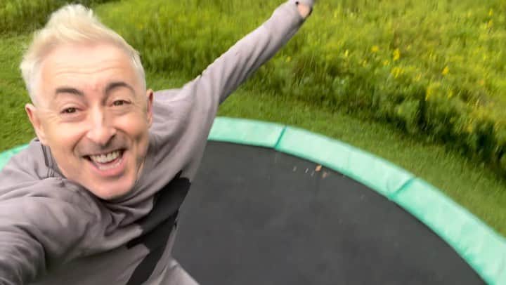 アラン・カミングのインスタグラム：「It’s Saturday Night On Broadway everybody, and I’m bouncing!」