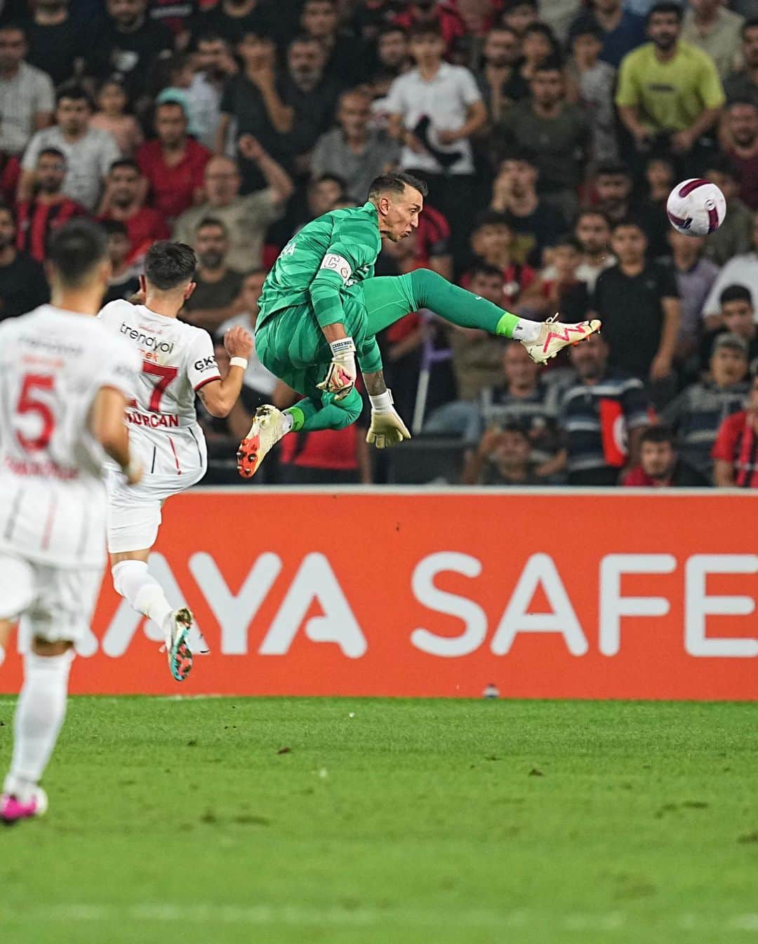 フェルナンド・ムスレラのインスタグラム：「3 points,  and good effort from everyone. We had to make sure we delivered a stronger performance and the result reflected it. We will keep improving. Thank you and see you after the break Lions!  3 puntos,buen esfuerzo de todos. Necesitabamos un rendimiento más sólido y el resultado lo reflejó. Seguiremos mejorando. Muchas gracias y nos vemos después de la pausa!  #GFKvGS #Cimbom」