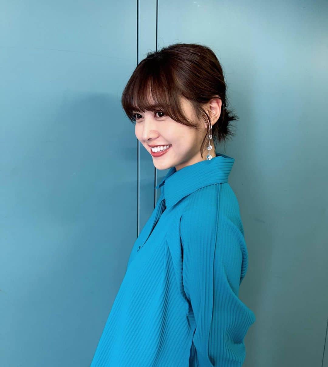 のインスタグラム：「* 今週のスタジオ衣装💙 tops @meisseymiyake_official  #王様のブランチ」