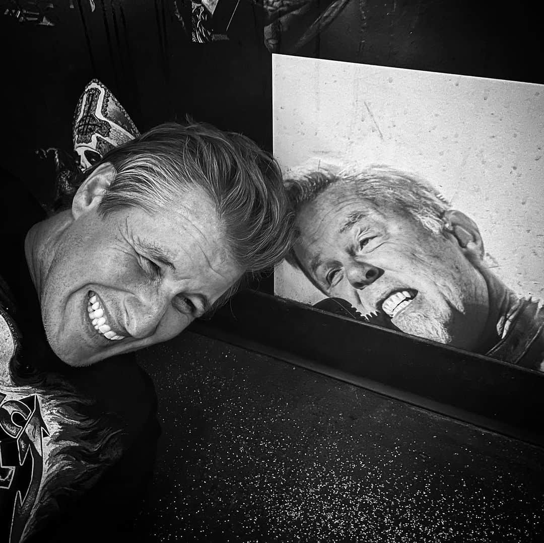 ブレンダン・フェアのインスタグラム：「On the floor at @ziggysmagicpizza to take a pic with #PapaHet @metallica #m72phoenix」