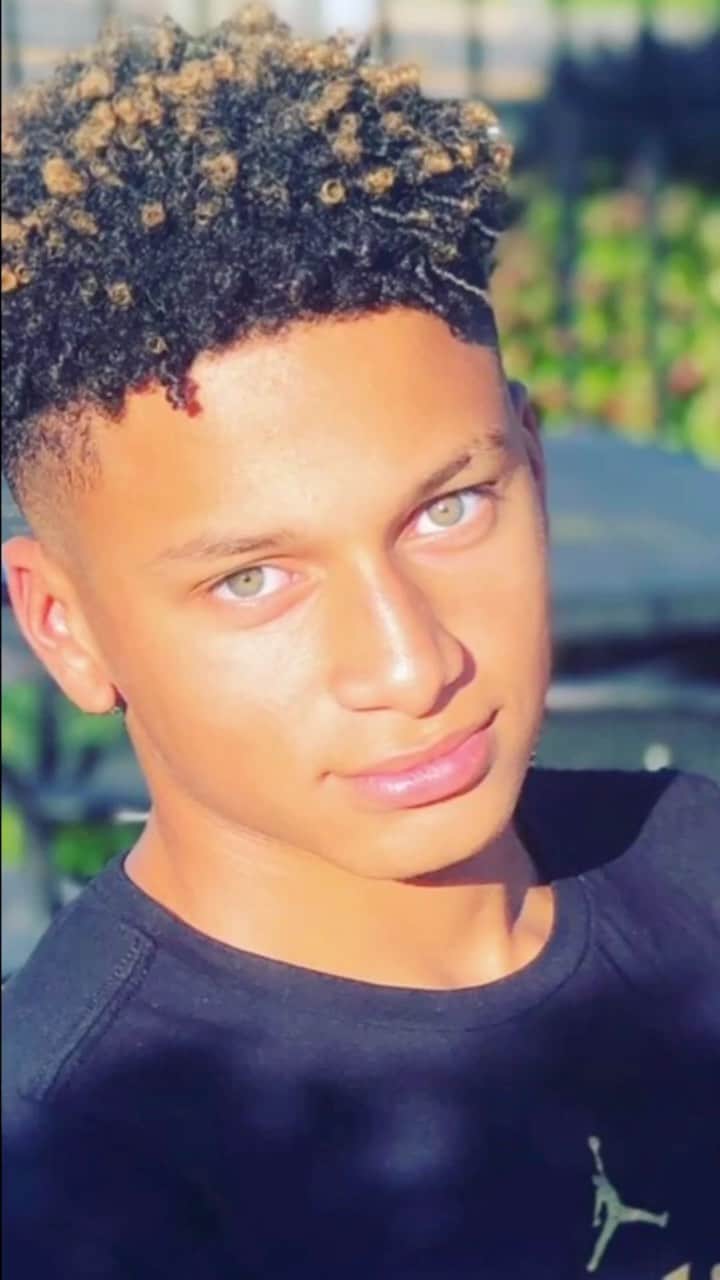 レイ・アレンのインスタグラム：「Dear @universityofri  For the past 18 years, @swalkerwil and I have given everything humanly possible to make sure that @rayray_jr3 is seen, loved and protected. Our young man is an incredible soul that I have no doubt will make your university a better place.  RayRay has a big sister, and he is a big brother to three younger brothers that are learning from his every move. The Allen family expects that you love him as we do and never hesitate to provide him with the necessary tools that will allow him to become an even better, more productive young adult.  As I am sure that most parents feel this way, we demand that you always make sure he and all of his peers are included in every school activity, and always shown respect and grace as he moves through campus.  This is a special time in every kids life as they transition from high school to college hoping to use college as a springboard into the rest of their life.  Shannon, myself, Tierra, Walker, Wynn and Wystan are very excited to allow you, the Kingston community and the great state of Rhode Island to share in this amazing journey with us as Ray goes from a #boytoaman Let’s have a great year! #GoRams #newedition #rhodynation」