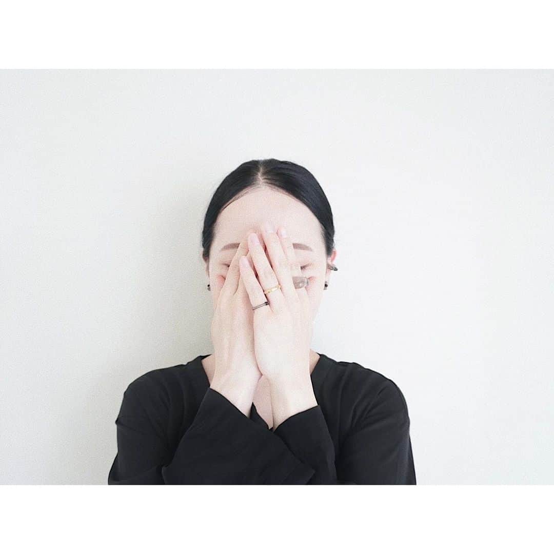 ito no otoのインスタグラム：「𓆇 --  「 b o n 」  着用画像です。  セットのイヤカフはリングにもなります。 (1枚目写真の小指)  既存商品の クリアイヤカフとクリアリングと合わせても 可愛いかったです。  色々組み合わせて 撮ってみました。  参考になれば幸いです。  来週販売予定です ◯ よろしくお願いいたします  -- #accessorynooto --  #accessory#handmade#handmadeaccessory #アクセサリー#ハンドメイド#ハンドメイドアクセサリー#イヤリング#ハンドメイドイヤリング#レジン#レジンアクセサリー#アクセサリー作家#ハンドメイド作家」