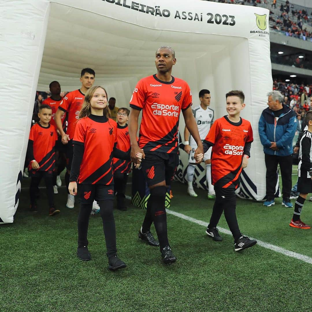 フェルナンジーニョのインスタグラム：「Resultado e atuação individual bem aquém daquilo que eu esperava e queria. Mas ainda assim, meus companheiros fizeram um final de jogo digno de vestir a camisa do Athletico.  Não fujo da minha responsabilidade. Mas...   Bom, era isso. Refletir e melhorar. 💪🏾🙏🏾」