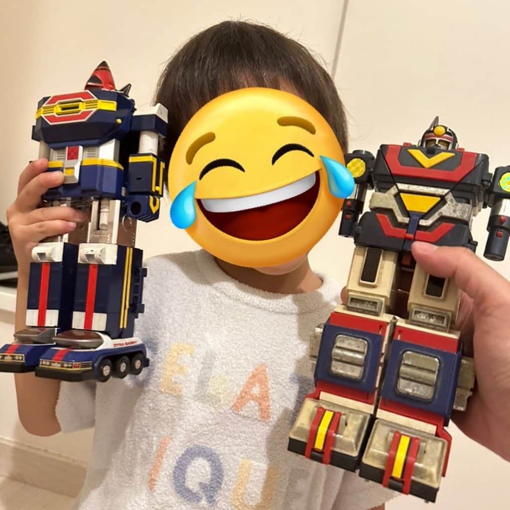 のインスタグラム：「普段はトミカ好きな息子がクローゼットの奥からゴソゴソ…何してるのかな〜と思ったら、僕が子供の頃に遊んでいた戦隊ヒーローのサンバルカンロボと、ダイナロボを取り出して遊んでた❣️  超合金が変身する姿に痺れたみたいで40年ぶりにおもちゃも遊んでもらえて嬉しそう😆取っておくもんですね❤️    #サンバルカン　#ダイナマン　#戦隊ヒーロー　#超合金　#有村昆」