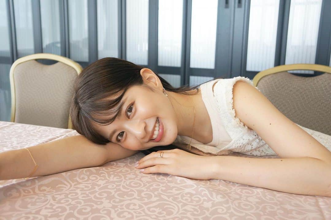 沖田愛加のインスタグラム：「みんなおはよっ！♡  2泊３日で神戸ロケに行ってきました🌸 たくさん食べまくりました🐶笑  ゴルフロケ終わりの休憩中の１枚です♡ 仲良しスタッフちゃんがミラーレスのカメラで 写真撮ってくれたっ💭」