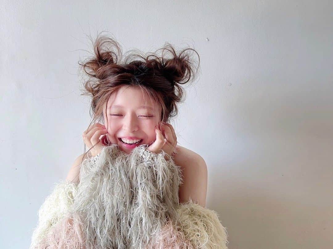 yunappleeeのインスタグラム：「𓈒 𓈒 おはよう 今日も笑ってこ  model @yuria.nn  hair @kousukekawaguti  photo @yunappleee  #ゆなぴく  撮影ご依頼はお気軽にDM下さいᐝ  #撮影 #ゆなぴく#福岡#fukuoka#名古屋#岐阜 #撮影モデル #写真好きな人と繋がりたい#あざとかわいい#サロモ#被写体募集#pink#🪽」