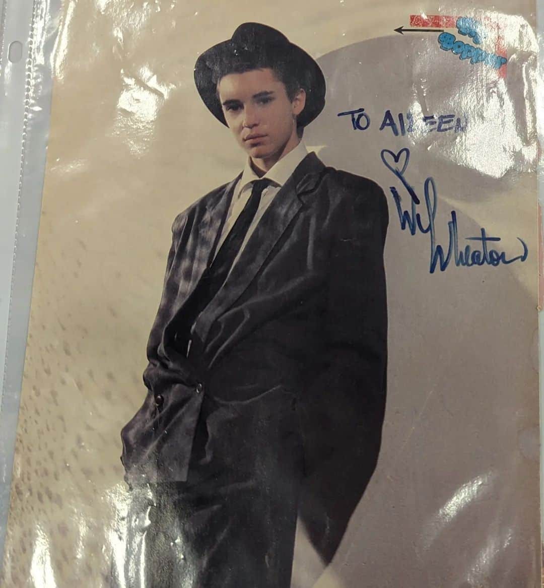 ウィル・ウィトンさんのインスタグラム写真 - (ウィル・ウィトンInstagram)「Today at @galaxyconaustin,, Aileen showed me all her Big Bopper clippings, including this photo that I signed for her, way back in the late 1900s.  The look, y'all. The. Look.」9月3日 8時40分 - itswilwheaton