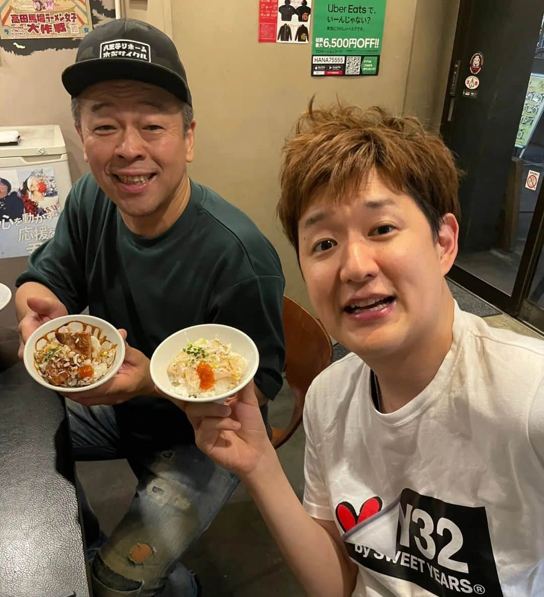 古賀シュウさんのインスタグラム写真 - (古賀シュウInstagram)「西早稲田の麺屋宗さんへ 行って来ました！！ 日本一の塩ラーメンでもお馴染みの麺屋宗さん スープ  麺  トッピング スタッフさん 最高でした^⁠_⁠^ むらせ君と 絶世の美女と行きましたw その名は せーーの！ 麺屋宗 高田馬場店！！  @menyasou  @menya_sou   #麺屋宗 #高田馬場 #中目黒 #ときわ台 #高田馬場グルメ #高田馬場ラーメン #高田馬場ランチ  #つけ麺 #塩ラーメン #ＰＲ#ミニ#激合丼#ごはん#スープ #味玉#チャーシュー#豚肩ロース #メンマ#地鶏#ぷちたま #マスタード  #トッピング #ラーメンwalker #グランプリ  #島根県出雲 #醤油 #備長炭 #北海道産小麦  #超らーめんナビ」9月3日 8時34分 - koga_shu