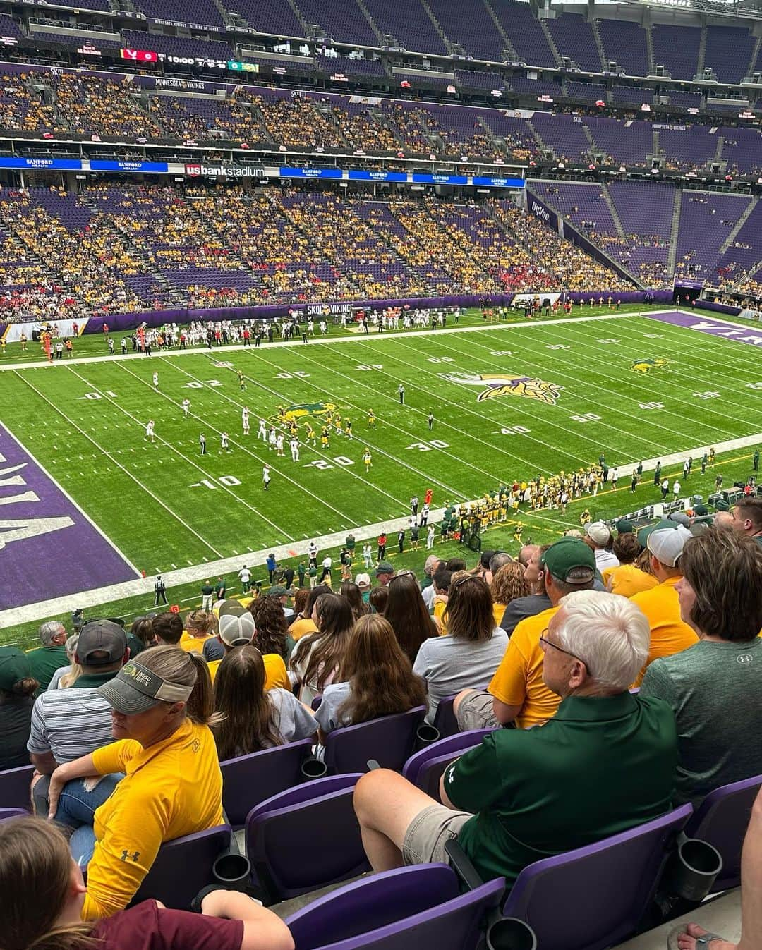 エイミー・オルソンさんのインスタグラム写真 - (エイミー・オルソンInstagram)「Football season has officially commenced!!  💛💚🏈 🦬 💚💛」9月3日 8時36分 - amyolsongolf