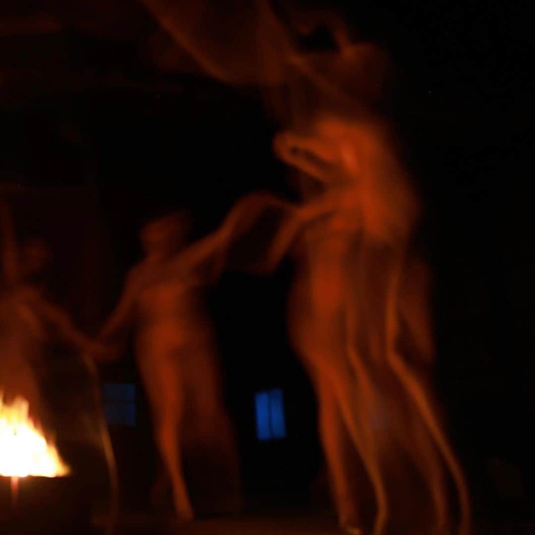 つばさ舞さんのインスタグラム写真 - (つばさ舞Instagram)「. 8woman 2023 Last Dance❤️ . みんなで手を繋いで、 焚き火を囲んで回ったり踊ったり、 暗がりで輝く裸。 今までに無い写真です😳‼️ . . . . . . . . . #つばさ舞 #8woman2023 #エイトウーマン #エイトマンプロダクション」9月3日 8時38分 - tubasa___mai