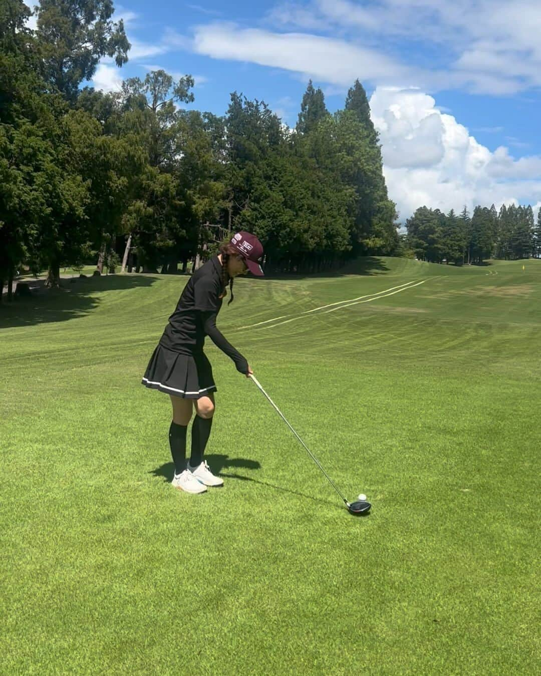 彼方茜香のインスタグラム：「ゴルフ♥ 写真撮る余裕もほぼない灼熱ゴルフだった⛳️ 山あり谷ありなコースでよく歩いたぁ。 練習してないから上手くなる訳ないけど 大叩きする事はなくなりました·͜·  CAP：NEWERA TOPS：Loif PANTS：NEWERA  #CPGカントリークラブ  #スコア109  #みらいちゃんるなちゃん  #ワイワイラウンド  #saryngolf」