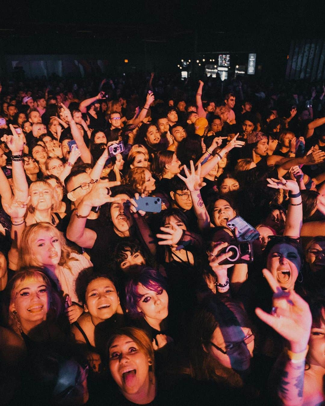 ニック・マーティンさんのインスタグラム写真 - (ニック・マーティンInstagram)「Austin, TX was absolute mayhem last night. I can’t thank everyone enough who came out to the show. I guess we should come back more 🤪🤘🏽 Maybe the Paul Simon shirt set the mood right. Also, extra special thanks to @chrislaplante_ for his help the past few shows - you’re a saint. The last two photos are of @matty_best playing trivia in an Uber and @nickalausstafford’s dead body.」9月3日 8時42分 - nodirectioncasa