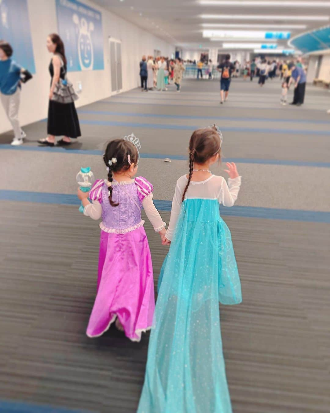 菊井彰子さんのインスタグラム写真 - (菊井彰子Instagram)「【初めてのディズニーオンアイス⛸️】  お友達プリンセス3人で♡  前日、首を寝違えて全く動かせず😱 痛すぎてご機嫌グズグズ👧湿布w  更に2時間弱のショーなので途中で出ちゃうかもなぁ😅 なんて思っていたら、最後まで楽しそうに見れていた👏  特にアナ雪のエルサのシーンでは、客席で大熱唱🎤笑  フィナーレのプリンセス大集合もテンションアゲ👸  名シーンばかりをギュギュッと見せてくれるので 大人も楽しめます♡♡  改めていい曲ばかりだなぁ〜と。 母的にはモアナに感動しました🥺  ちなみに娘は3歳11ヶ月でお初。  色々行けるようになってきたので 嬉しい☺️  劇団四季のアナ雪もいつ行けるかなぁと タイミングをはかっていますが、 チケットお高めと聞くし← しっかり見て欲しいのでw まだかなー🤣🦒🧊  沢山色んなものを見て、感じて、刺激をもらって欲しい 母心。  #ディズニーオンアイス  #ディズニーオンアイス2023  #エルサドレス  #ラプンツェルドレス  #横浜アリーナ #3歳11ヶ月  #3y11m #夏休みの過ごし方」9月3日 8時43分 - yanakiku_kiku