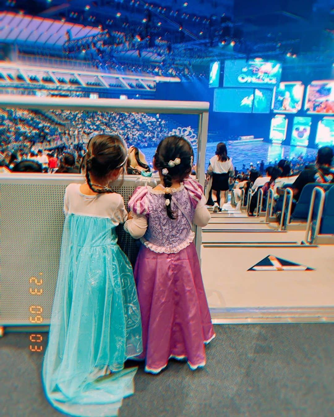 菊井彰子のインスタグラム：「【初めてのディズニーオンアイス⛸️】  お友達プリンセス3人で♡  前日、首を寝違えて全く動かせず😱 痛すぎてご機嫌グズグズ👧湿布w  更に2時間弱のショーなので途中で出ちゃうかもなぁ😅 なんて思っていたら、最後まで楽しそうに見れていた👏  特にアナ雪のエルサのシーンでは、客席で大熱唱🎤笑  フィナーレのプリンセス大集合もテンションアゲ👸  名シーンばかりをギュギュッと見せてくれるので 大人も楽しめます♡♡  改めていい曲ばかりだなぁ〜と。 母的にはモアナに感動しました🥺  ちなみに娘は3歳11ヶ月でお初。  色々行けるようになってきたので 嬉しい☺️  劇団四季のアナ雪もいつ行けるかなぁと タイミングをはかっていますが、 チケットお高めと聞くし← しっかり見て欲しいのでw まだかなー🤣🦒🧊  沢山色んなものを見て、感じて、刺激をもらって欲しい 母心。  #ディズニーオンアイス  #ディズニーオンアイス2023  #エルサドレス  #ラプンツェルドレス  #横浜アリーナ #3歳11ヶ月  #3y11m #夏休みの過ごし方」