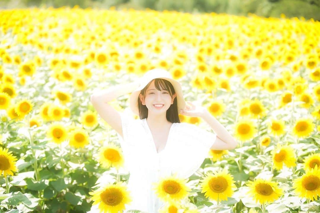 池永百合のインスタグラム：「おはゆり❤️🖤🤍  これで一旦おわり？のひまわり🌻  昨日は、1年ぶり？にレモンガススタジアム🏟️🍋へ 湘南vs鹿島戦を観に行きました⚽️ ハーフタイムには、花火も上がって夏のスタジアムを楽しめました🎆🎇  グランパスの試合も今シーズン行けるといいんだけどなぁ💭  今日もお仕事行ってきます♡ #スーパー耐久 行かれる方、外出される方水分たくさん摂って熱中症に気をつけてお過ごしくださいね🫶  #Modulo64 #ModuloNakajimaRacimmg #Modulo #SUPERGT #レースクイーン#raceqeen #Moduloスマイル  #좋아요 #셀카 #팔로우 #얼스타그램　#일본 #귀여워 #카메라  #攝影 #旅遊攝影 #拍攝 #寫真 #攝影日記 #人像攝影  #サーキット #レースクイーン写真部 #撮影会モデル #撮影会 #ひまわり畑 #夏コーデ #白ワンピ #ポートレート #ポートレート撮影」