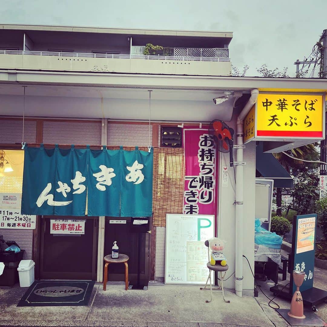 田辺晋太郎さんのインスタグラム写真 - (田辺晋太郎Instagram)「【ホルモン天ぷら食べ尽くし！広島MEA Trip2023 】  ずっとずっと本場の味を体感したかった。ついに #広島 にたどり着けました。 広島の #ソウルフード といえば #お好み焼き ですが  裏ソウルフードといえば  #ホルモン天ぷら、#せんじから、#でんがく、#おでん  この広島ならではの #肉文化 、2日で3軒 4食もホルモン天ぷらを食べ続ける事によってわかった事がある。  写真撮影NGになってしまった #みやさん食堂 はあまりの美味しさに2日連続通ってしまったほど。 衣のカリカリ具合、ポン酢と唐辛子のタレやおでんの味、でんがくの塩加減、店の雰囲気すべてがパーフェクト。  #福本食堂 は揚げておいてある厚めの衣をまとった #ホルモン を #うどん や #にゅうめん に乗せて食べるのがよい。 #あきちゃん は衣のカリカリ具合がしていて入りやすい雰囲気。  そして広島には #焼肉 もすごい店がある。  一見さんお断りの完全紹介制焼肉。久々唸ったハイクオリティの #牛タン に 上塩 #ハラミ （#サガリ) お会計もびっくりするほどリーズナブル。  #カープ女子 の走りでもあり #カープ愛 に満ちあふれている #大井智保子 ちゃん @chihokoi  実は母校の大学が一緒でようやく今回MEATogether叶いとても楽しい時間を過ごせました！  また #福島町 でホルモン天ぷらを食べまくっている時に見つけた #釜山キムチ さんのご主人 文さんの愛嬌溢れる接客に日本の原風景を見た。そして映画監督でいらっしゃる息子さんへの愛情に胸を打たれる。  今回沢山の店をご一緒してくれたり、カープ戦の貴重なチケットを確保してくれたり焼肉屋さんの予約を取ってくれた友人の皆にも本当に感謝申し上げます！！  自分のやりたい業態がしっかりと可視化出来ましたm(_ _)m  広島、ここほど独自発展した肉文化を持つエリアは無いかもしれない。 また必ず来たい、いや、来る！！  #肉マイスター #田辺晋太郎  #wagyu #foodtravel」9月3日 9時06分 - meat_meister_tanabe_shintaro