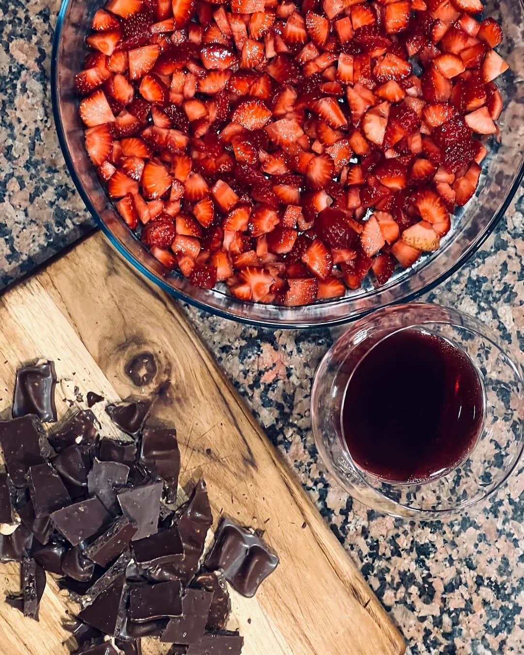 パロマ・バーナーディのインスタグラム：「É o que temos pra hoje!   Tá bom ou quer mais !?  ✨🍫🍷🍝🍓🍫🍷🍝✨ E deu bom,viu!? #CoisaBoa」