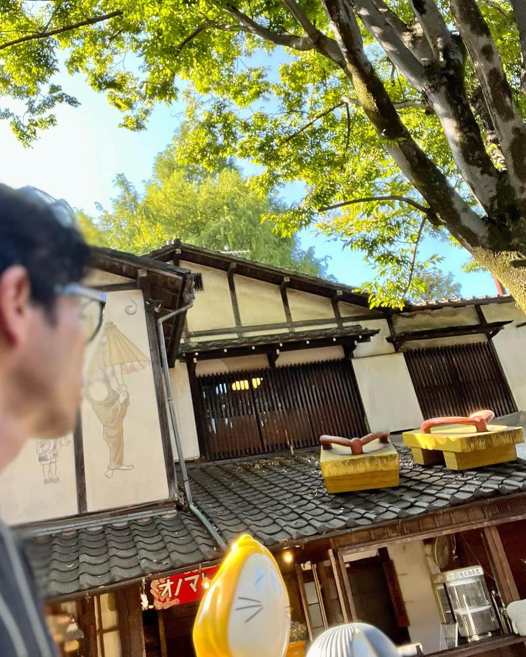 吉沢悠さんのインスタグラム写真 - (吉沢悠Instagram)「． 調布・深大寺 〈鬼太郎茶屋〉  水木しげるさんの漫画で有名な、「ゲゲゲの鬼太郎」  「ゲゲゲの鬼太郎」の、妖怪が出てくる世界観は子供の頃から大好きで、鬼太郎茶屋は、楽しい場所の１つです。  このエリアは落ち着いた雰囲気がありますし、僕は大好きです。  ちなみに好きな妖怪は、「一反木綿」ですね。  #深大寺 #鬼太郎茶屋 #ゲゲゲの鬼太郎  #一反木綿」9月3日 9時01分 - hisashi_yoshizawa