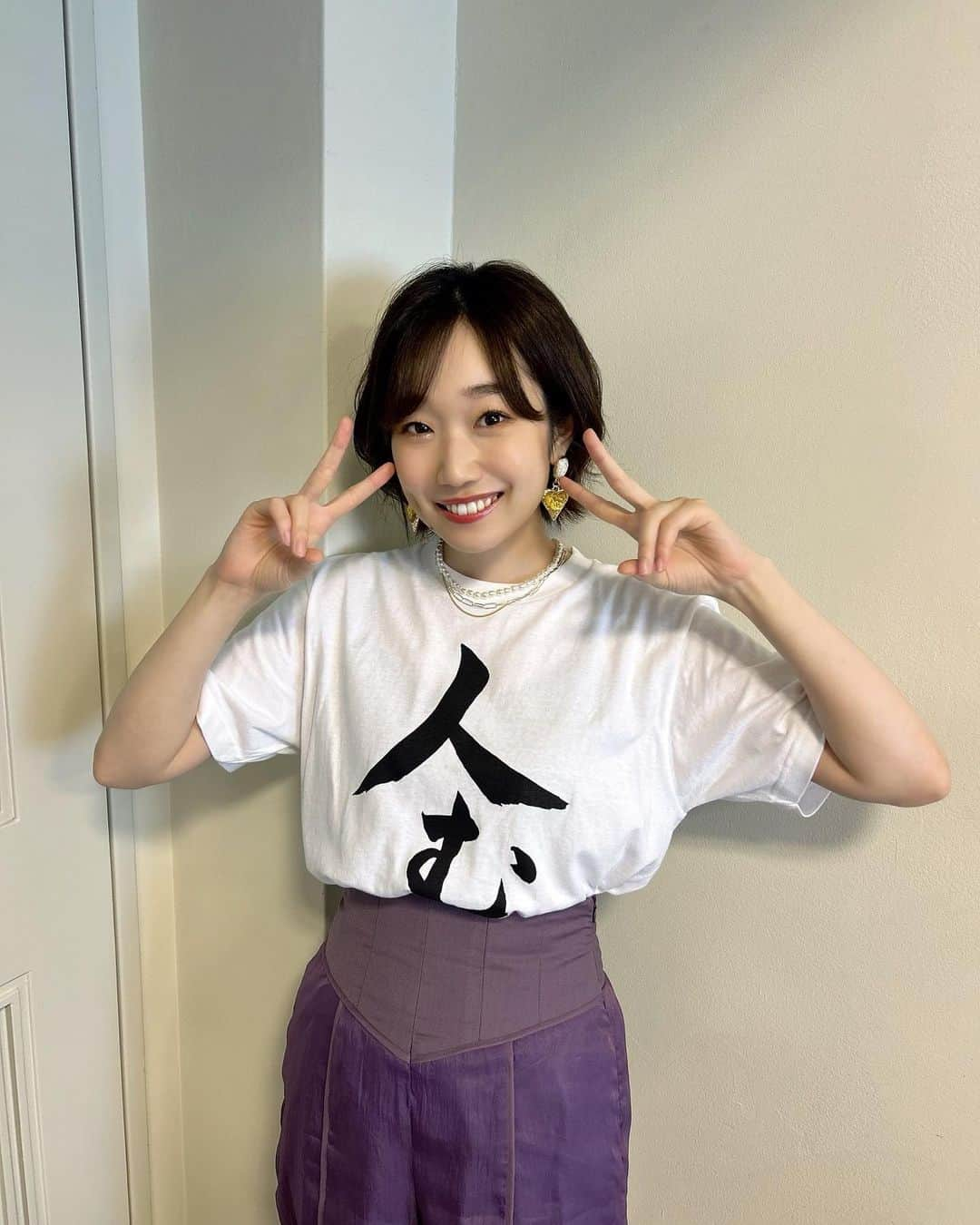 田所あずさのインスタグラム：「人むじぃT👕に合わせた スタイリングはつばちゃんさん @tsubasashimoda  ヘアメイクは白川さん @ikumi.hairmake  でした🥰  まさかおしゃれになるとは！笑  #azusatadokoro  #tadokoroazusa #田所あずさ #douse1242」