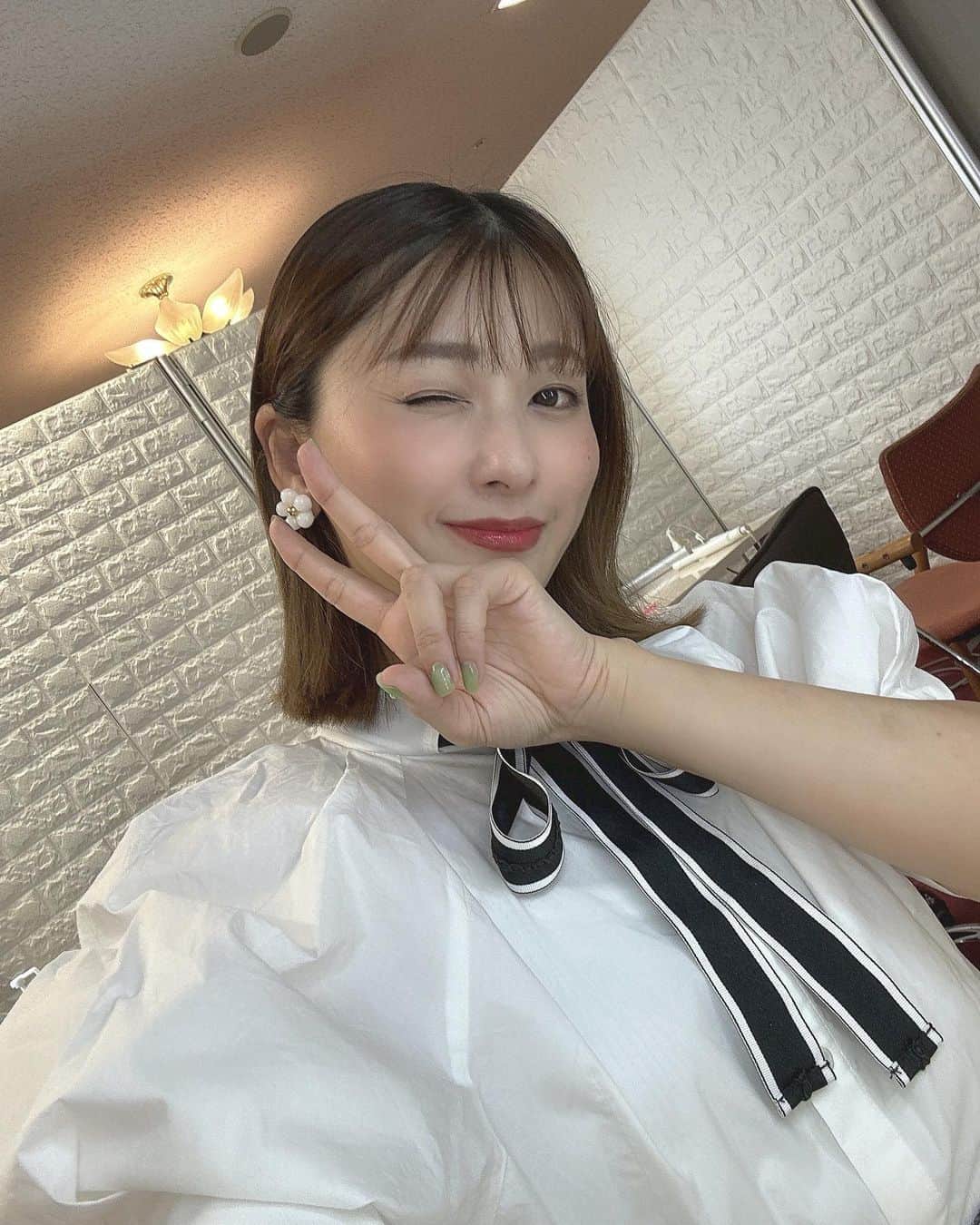 水野まいのインスタグラム：「日頃はカジュアルな格好が多いけどブラウスとか着るとやっぱり気持ちがシャキッとするものですね🥰💓. . 秋が始まろうとしてるから秋服に秋コスメ集めたい☺️. . 早く涼しくならないかなぁ🫠. . いまからおしごといってきますっ😋」