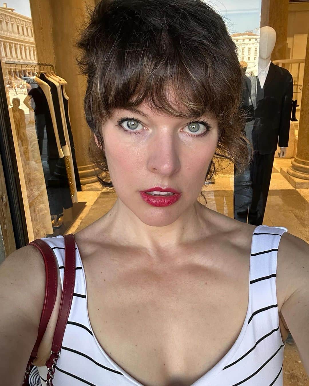 ミラ・ジョヴォヴィッチのインスタグラム：「I’m so excited to have been invited to attend the @amfar event and help raise money for this cherished cause in Venice, Italy! It’s been a healthy decade I haven’t been to Venice and it’s such a dream coming back here. Riding from the airport in a water taxi, watching the delicate, medieval city, opening up before me in such a calming and soothing way after a long and sleepless flight. The feel of the boat rocking underneath me is already getting me prepared for delights to come. We float on the water and get dropped at our hotel, which is a thousand year old monastery that was actually abandoned for over one hundred years before it got renovated into a hotel.  A bit on the spooky side, but I’m totally in to see some ghosts, hands down!  The light is so gorgeous everywhere that even with no sleep on the flight (I started playing Baldur’s Gate 3🤯 and I wasn’t about to have something as pesky as sleep stop me from jumping down that rabbit hole😂 ) I just put on minimal make up, tinted sunscreen, mascara, spf lipstick, I feel red carpet ready! This light ignores signs of jet lag and literally gives you a wink and secretly hands you 5 years back without even asking for a thank you. We’re only here for a few days, @everanderson is here working with the wonderful team @miumiu, doing her thing  and we brought our little Dash with us so we could make her feel grown up and special. It’s hard to give all three of my girls proper mama time when our 3 year old , Osian, is around. She’s just a mighty force of nature that demands absolute and undivided attention and the more you give, you know it’s only enough when your essence has completely disappeared into her own. She’s a smart kid😂. Goes without saying that we’re having a blast! I’ll go through more photos and do a nice dump when I get home! Thank you @amfar again for believing in me and having me here to support you for so many amazing years and thank you @miumiu for always taking care of my incredible young woman, my heart, Ever. ❤️🧨💥✨✨✨」