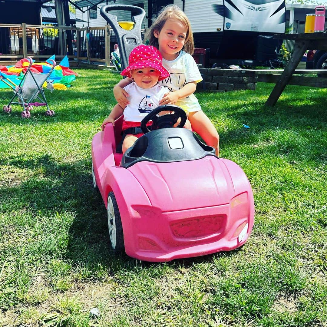 メーガン・デュアメルのインスタグラム：「Enjoying the last days of summer 🥰  #mygirls #camping #girlmom #family」