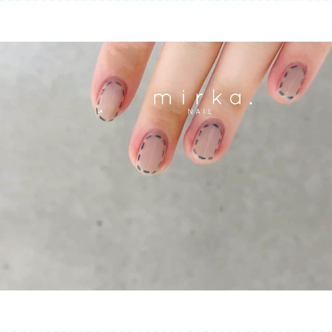 mirka. NAIL(ミルカネイル)のインスタグラム：「⁡ ⁡ ⁡ ステッチ ------ ⁡ ⁡ ………………………………………………………… ⁡ ご予約、お問い合わせは LINE ID⇒ @mirka.nail (@含む)まで。 ⁡ ご新規様はハイライトの「ご案内」と「ご予約方法」を必ずお読みいただいてからご予約くださいますようお願いいたします。 空き状況や詳細はLINEの投稿からご確認ください。 ⁡ ⁡ ⁡ ⁡ #mirkanail#nails#nail#nailart#naildesign #ショートネイル#ネイルアート#ネイルデザイン#ネイル#大人ネイル#シンプルネイル#オフィスネイル#ニュアンスネイル#ナチュラルネイル#カジュアルネイル#ショートネイルデザイン#美甲#秋ネイル#秋ネイル2023 #プライベートサロン#プライベートネイルサロン#東京ネイルサロン#東京ネイル#江東区ネイルサロン#森下#清澄白河 ⁡」