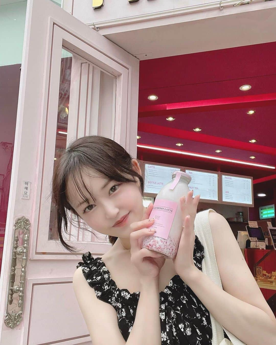 ぷにさんのインスタグラム写真 - (ぷにInstagram)「甘いものが飲みたくて入ったカフェ₍ᐢ.ˬ.ᐢ₎🍓🥛🎀 頼んだいちごミルクが🍓思った以上に可愛くて オッパが撮ってくれました🎀💕🫧  後ろではお義母さんが可愛い可愛い🥰と私をわっしょいしてくれてて照🧚🏻🩵笑  大事なお店のロゴは切れてたお😂💕笑 あとね、オッパが撮ってくれる写真の8割は私まばたきの途中🤷🏻‍♀️笑 だけど優しさはいつも100点満点😂💕 . .」9月3日 9時51分 - punipuni_riko