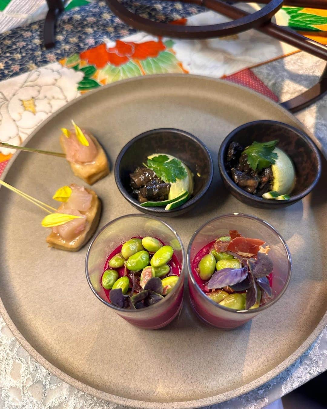 大桃美代子さんのインスタグラム写真 - (大桃美代子Instagram)「京都に行ったら、ここ行きたい！  ダーワ・悠洛 京都の　@dhawa_yura_kyoto   ウェルビーイングを  コンセプトにした  トロピカルフルーツアフタヌーンティー。  美容家タレントでもある、由香ちゃんと。  ３段のスイーツ&セイヴォリーは  甘みと塩味がランチとしても食べ切れる  バランス。  豆花おいしかったですよ。  中身は  ＜スイーツ＞ ・ブルーベリーチーズケーキ ・豆花、マンゴー ・マンゴームース ・パインフィナンシェ ・ラズベリータルト ・マンゴーココナッツケーキ ＜セイヴォリー＞ ・生麩のフリット　桃と生姜のコンポート ・海藻グリビッシュのタルト ・ビーツと枝豆の豆乳ヨーグルトスープ ・ズッキーニのムース　スマックのアクセント ・舞茸とスプラウト、フムスのピタブレッド ＜ドリンク＞ 　ロンネフェルト社の紅茶・ハーブティーを中心としたラインナップ約14種をはじめ、イタリアillyのコーヒー豆を使ったフレーバーコーヒーなど。  せイヴォリーもおいしかった。  2時間のフリーフロー制。  二人で弾丸トーク。  写真を撮っていたら、  「これをお使いください」と、リングライトが出てきました。😄  「ネットで買いました」と。  個人裁量が感じられるホテルでした。  9月16日からは新しいアフタヌーンティーが  始まるそうです。  パッションパウダーを浴びながら、  笑いが響くアフタヌーンティーでした。  来月も関西多めなので、京都もまた行きたい。  関西の方、お付き合いくださいね。  #ダーワ悠洛京都 #アフタヌーンティー#1867#大政奉還#afternoontea #京都旅#京都グルメ#三条スイーツ」9月3日 9時44分 - miyoko_omomo